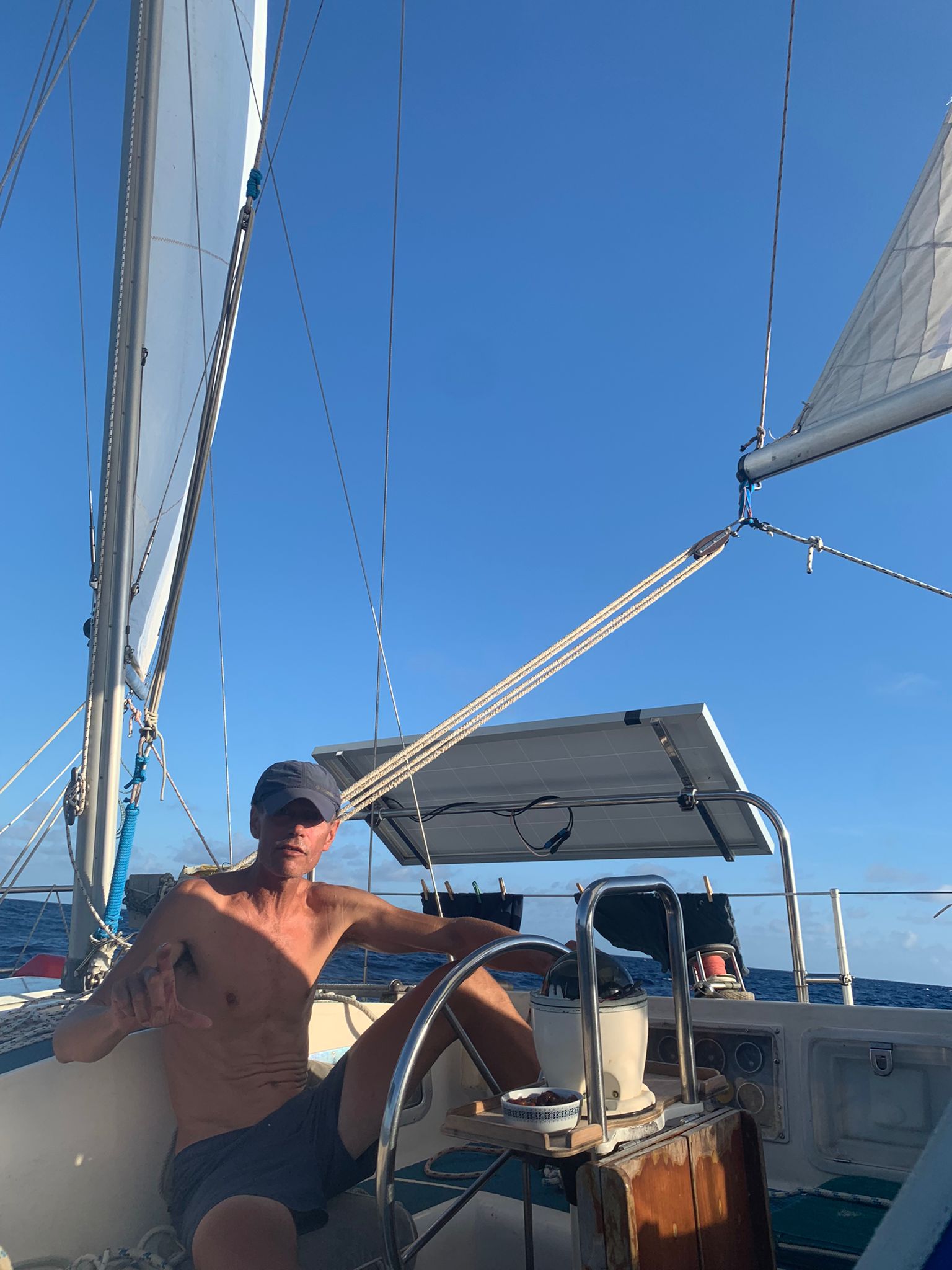 שלושה מפרשים מלאים